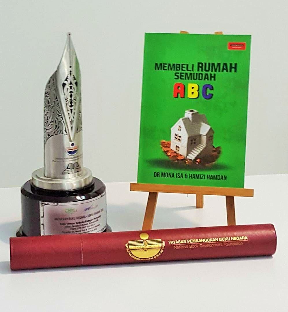 Buku Membeli Rumah Semudah ABC bersama trofi Anugerah Buku Negara 2018